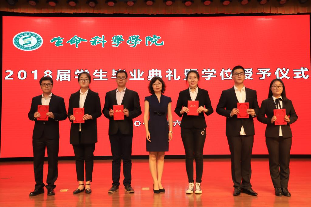 校友工作办公室主任车可舒为2018届校友年级理事代表颁发聘书