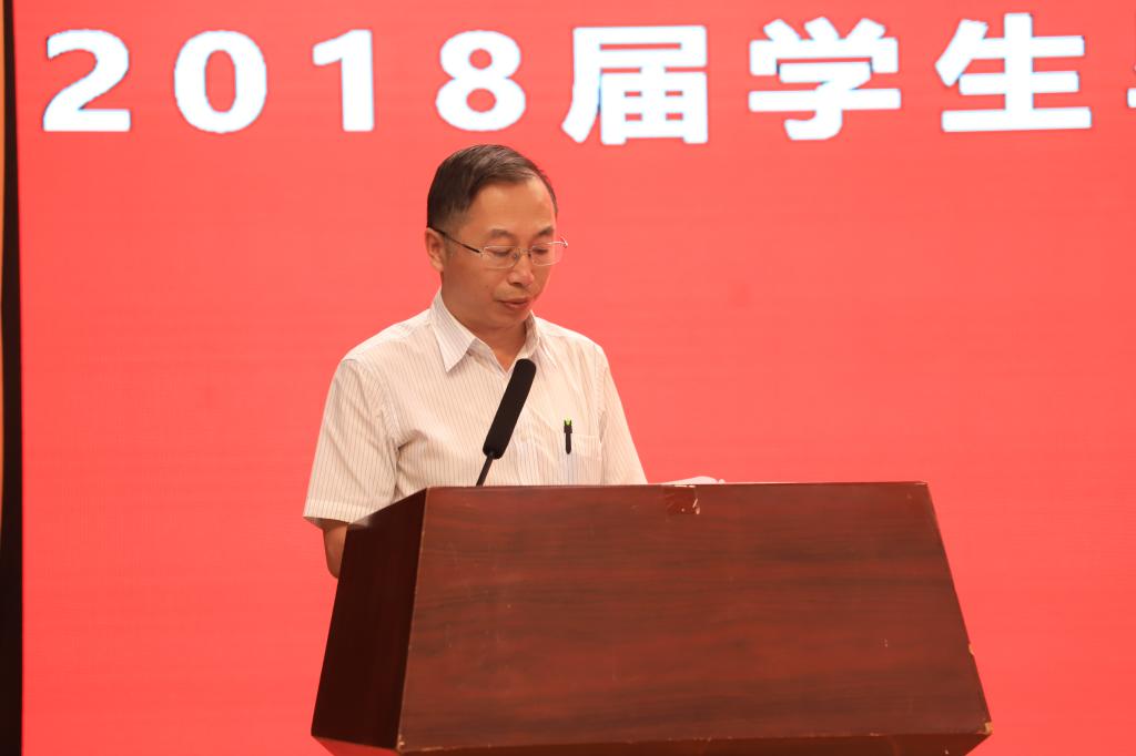 williamhill英国副院长高学军宣读《williamhill英国2018届博士、硕士毕业研究生名单》